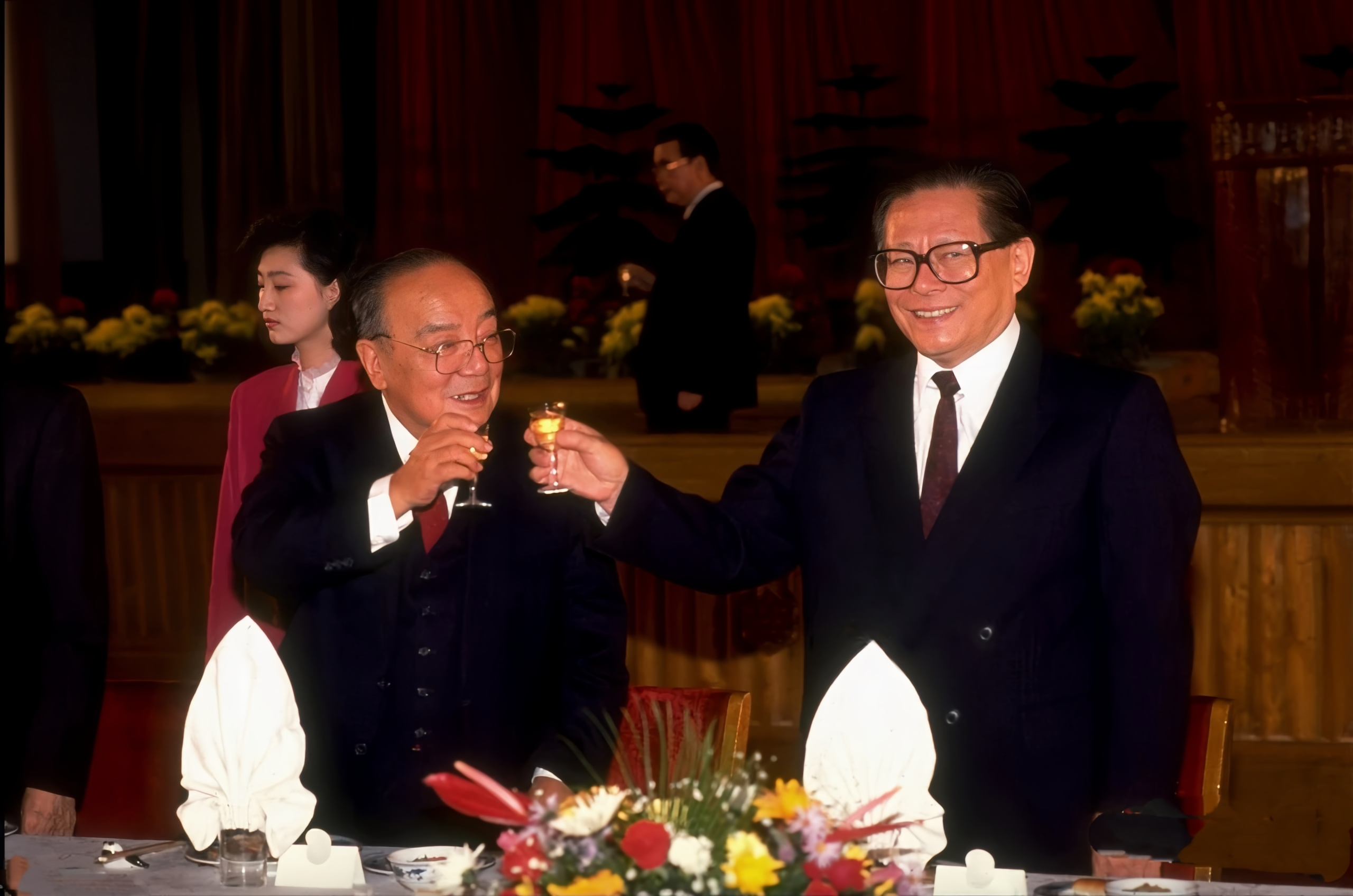 这是1991年9月30日，国庆招待会的照片。江同志和杨尚昆碰杯。当时江同志是总书