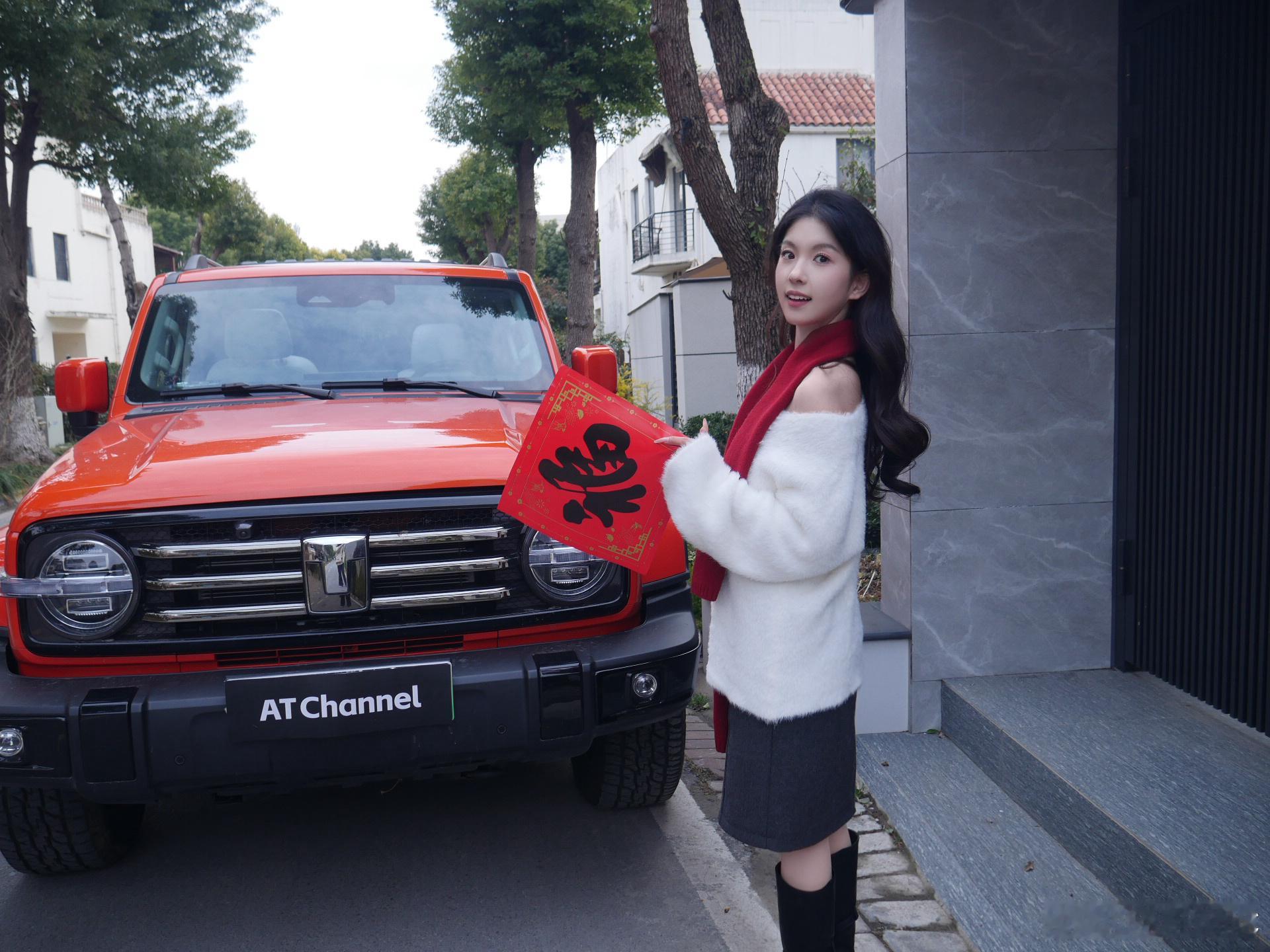 新春照当然要跟坦克一起！拍完照才发现：橘红色的坦克也很喜庆呢～大v聊车坦克300