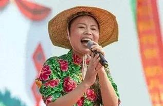 草帽姐生病后，李超多次流露出想复合的念头，还精心筹备生日会，这一系列举动引发众人