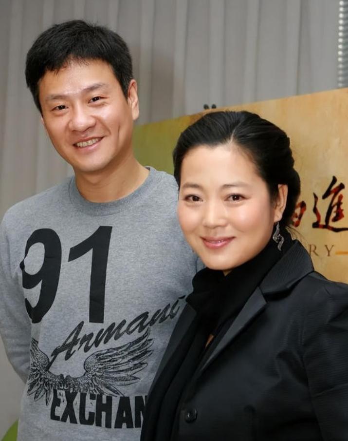 有一次，王茜华和丈夫到饭店吃饭，没想到结账时，丈夫却说：“饭钱我付了，回头你转一