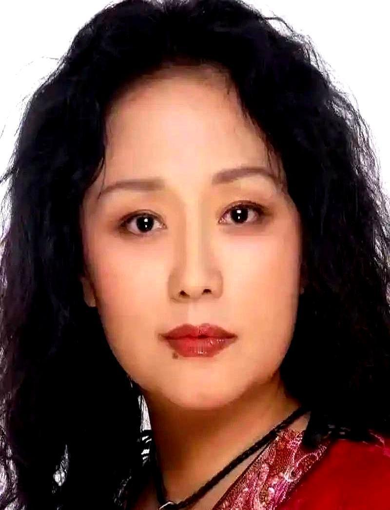 25岁，发现老公偷腥，她当场撕证，一分钱没拿，抱着吃奶娃走人。旁人说她傻，