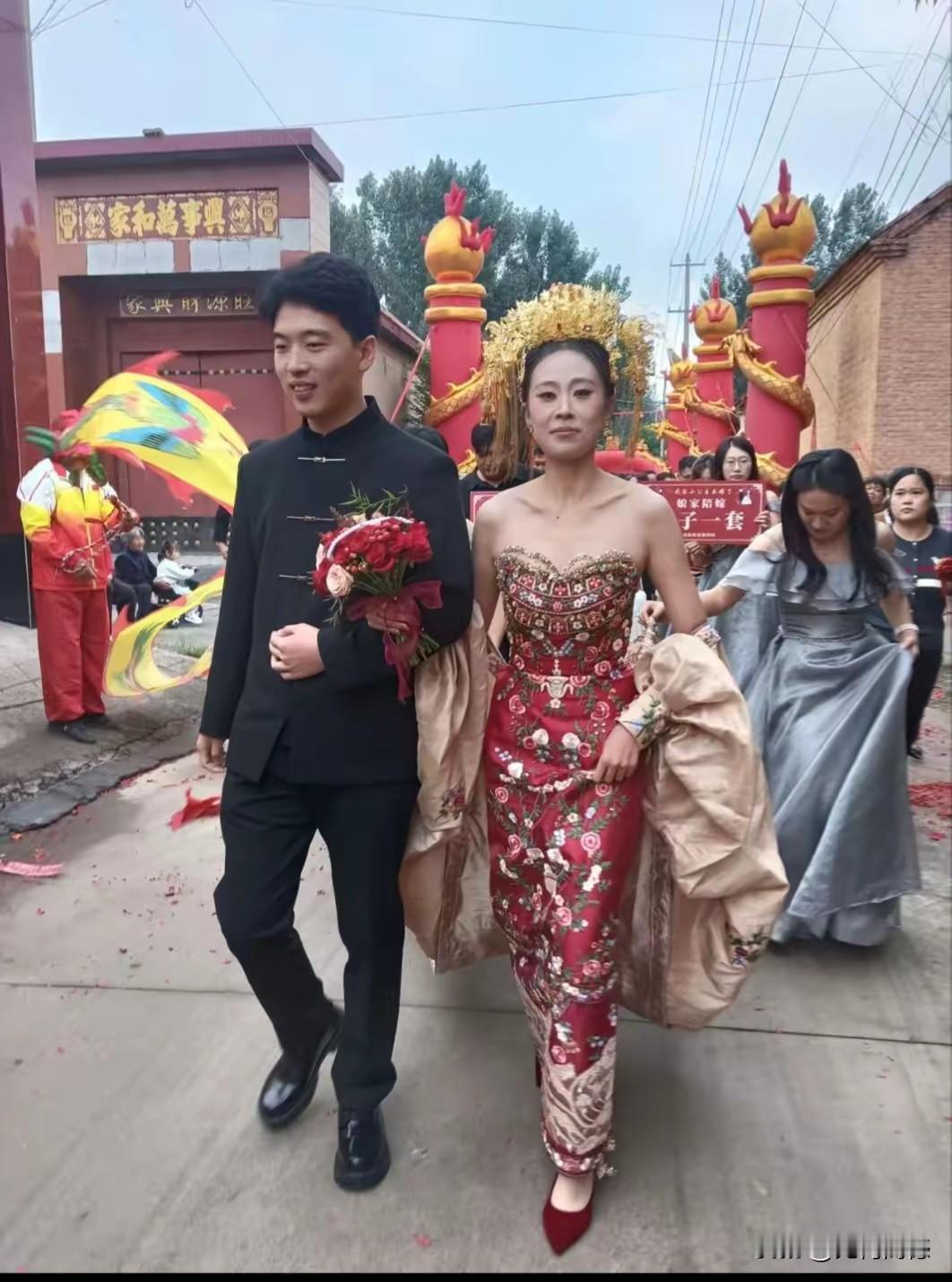 这个新娘子的年龄，好像是比这个新郎要大一些，尽管新娘子打扮的花枝招展，看起来也非
