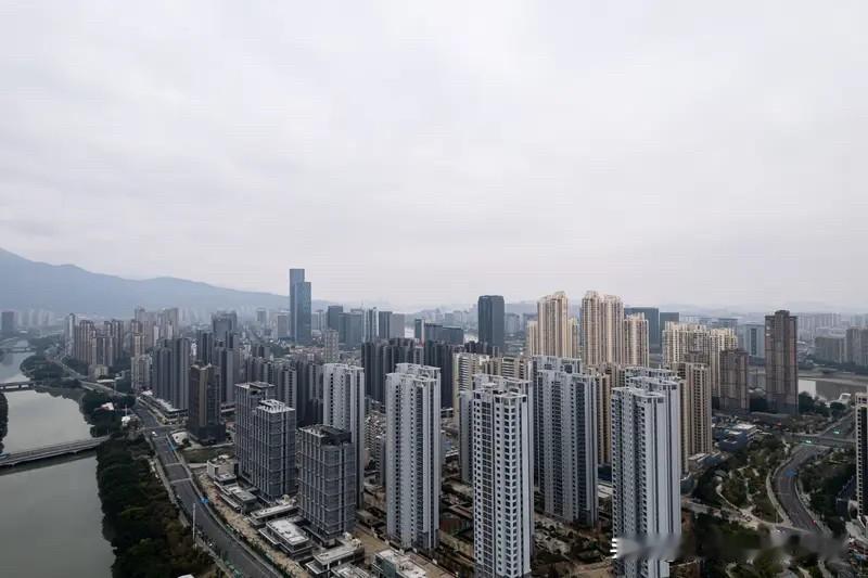 福州楼市这几年一个下跌，就让福州楼市的那些年轻人买房变的更容易了。福州楼市在2