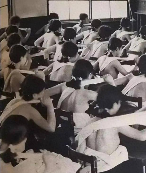 1938年，日本国内，高中生上课一丝不挂地接受军国主义的熏陶时，留下的老照片，镜
