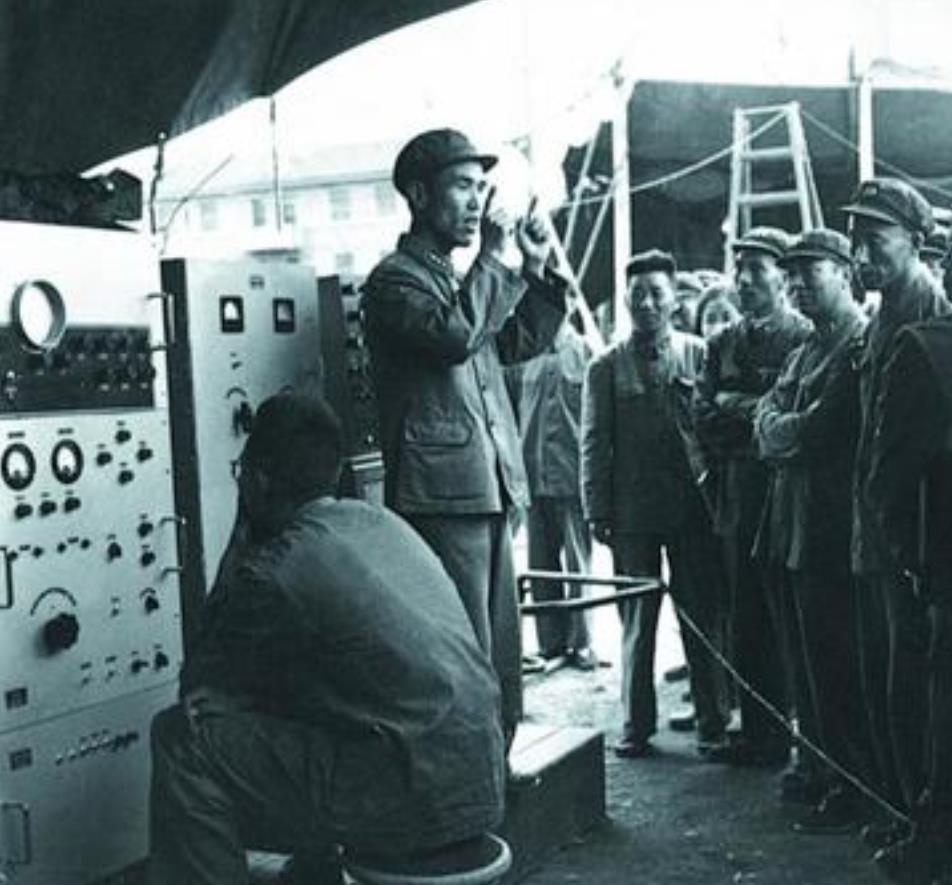 1963年，西安军事电讯工程学院政委欧阳文中将突然接到通知，要求他改任学院院长。