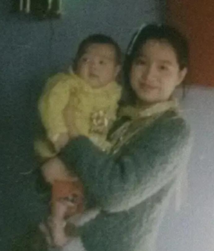 1976年，女知青红梅抱着4岁的儿子回到了北京，母亲看着她怀里的孩子先是直接破口