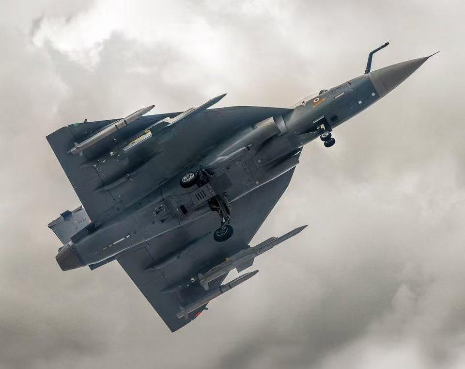 印度空军迎来了好消息，印度人民这下子振奋了！LCA光辉战机已经成功试射了 ASR