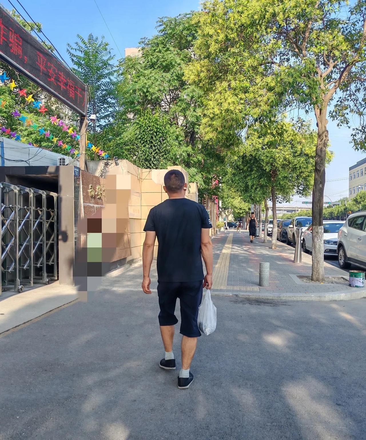 他自称是被坑惨的一批中专生。这是80后的明哥，老家镇安县人，他说他是1998年