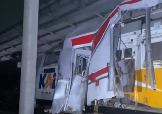 一场列车相撞事故，在印尼西爪哇省勿加泗市的夜色里突然发生，截至4月28日，已经造