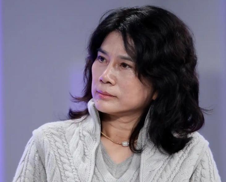 身价百亿的商界铁娘子董明珠回乡扫墓，亲哥隔着十几步瞥见她，非但没迎上去说话，反而