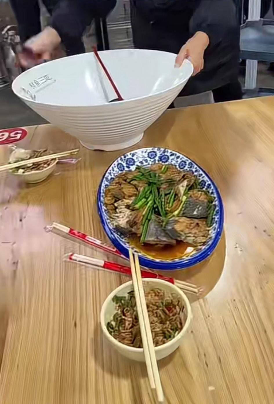 到餐厅吃碗面，结果往里面一看，傻眼了？！用这么大的碗意义在哪？整不明白？！！