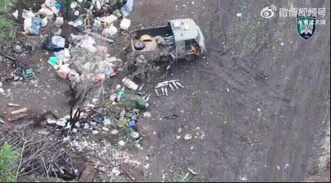 俄乌冲突战场画面：某士兵开着一辆小破车给前线部队运送炮弹，刚到位置把车停稳，七