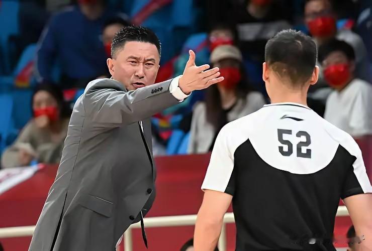 杜峰，包括广东球迷，看着上海男篮的怀特白边，看着北汽又引进了大外麦基，心里真是急