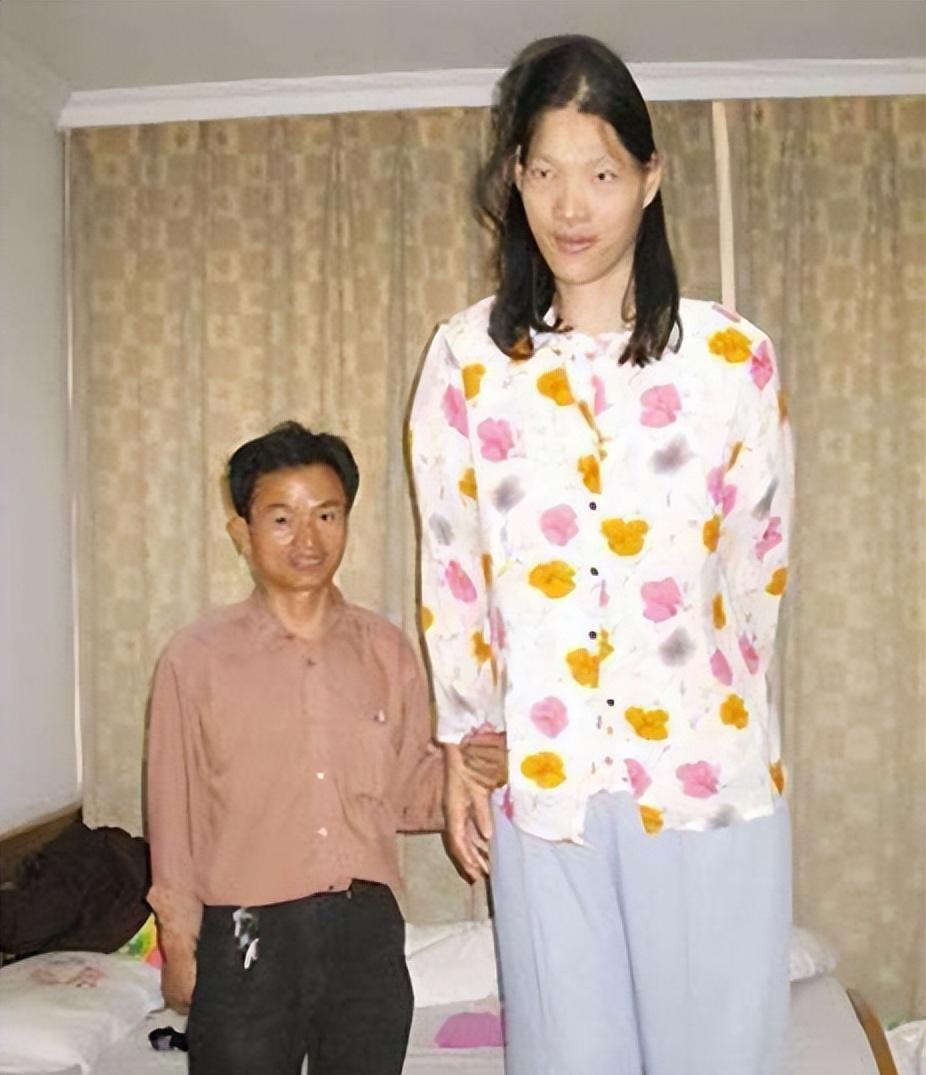 2005年，湘雅医学院的标本室里，藏着一个巨型人骨，她就是中国女巨人曾金莲的遗体