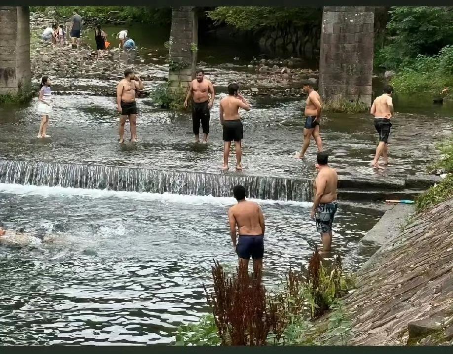 绍兴日铸山庄旁的小溪沟被一群印度人占领，他们在水里尽情的嬉戏，野餐，垃圾随意丢弃