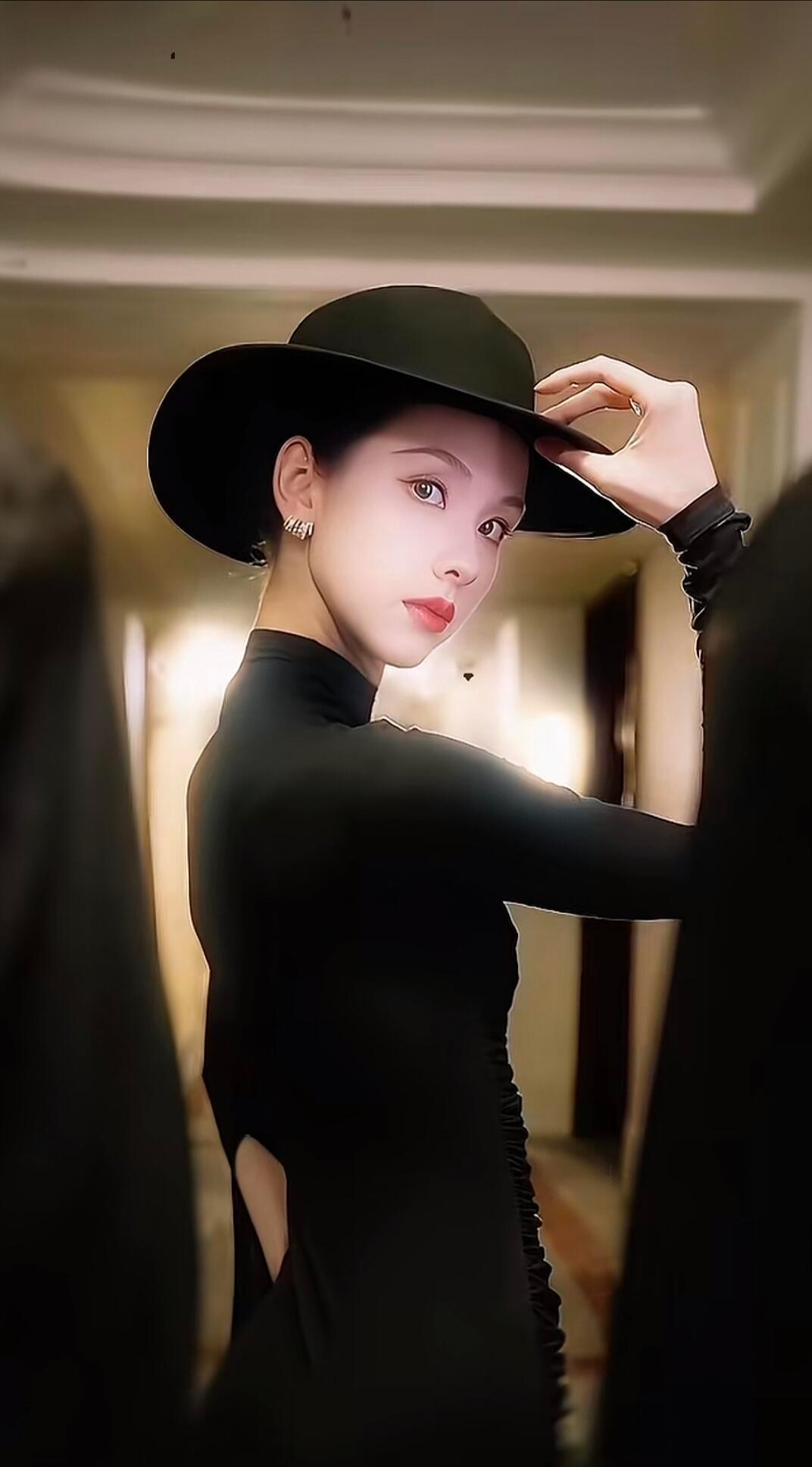 陈都灵这就是时尚，黑白+红唇！