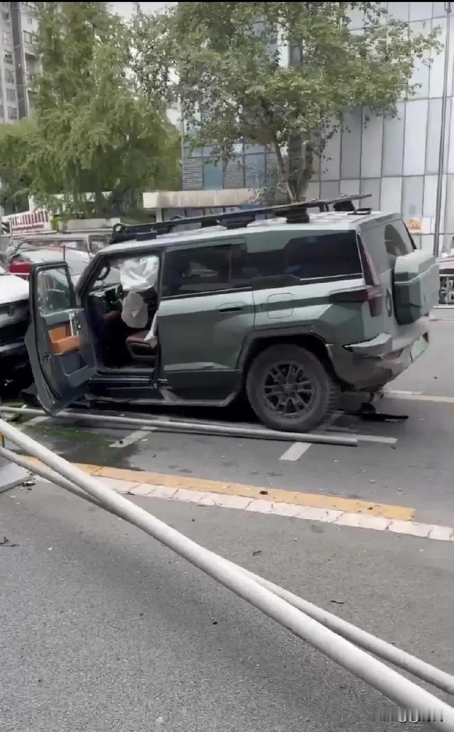 成都一辆越野车突然撞击前车随后失控冲入对向车道致6人受伤。事发2025年10月1
