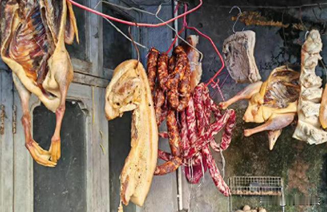 上海，沈女士腌了16斤咸肉晾在楼道，就等着年夜饭时和家人一起品尝。可等她去查看时