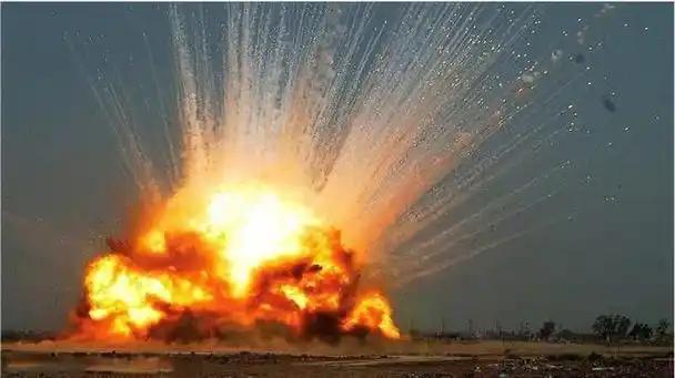 许多人对炸药的威力没有确切的概念，以一颗手榴弹为例，虽然它只含有几十克的炸药，但