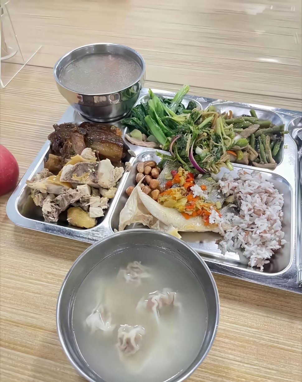 这是我们单位食堂的伙食，2块钱一份，你们觉得贵吗？