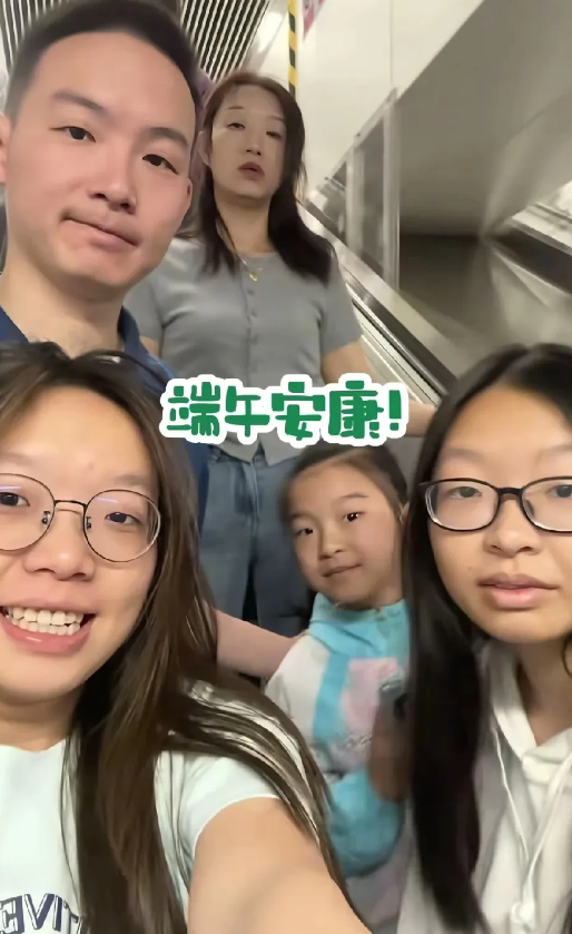 谢浩男回深圳老家了，现在，越来越和老谢疏远了吧，和许健华反而关系越来越自然多