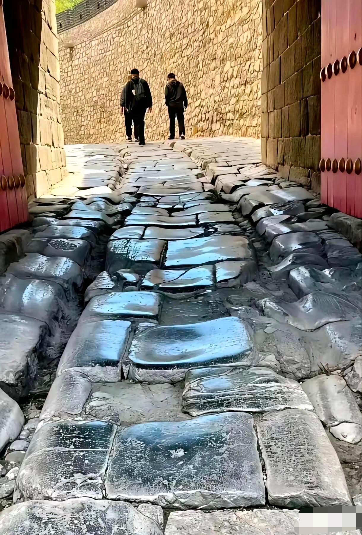 猛一看，还以为是一地银砖呢，其实不然，这张图里的城门，是山西阳泉平定县固关长城的