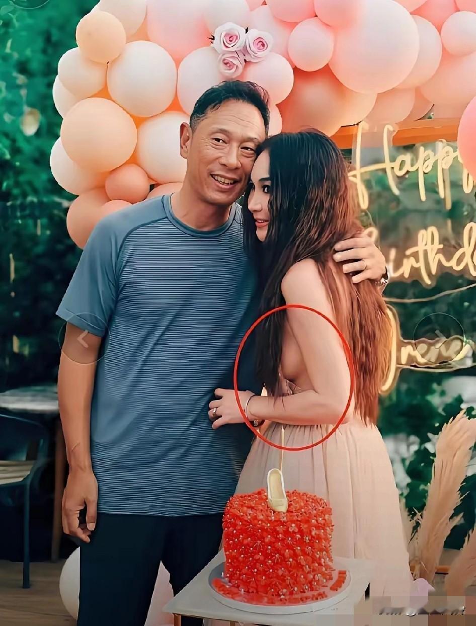 60岁的温碧霞，依然被人诟病穿衣风格暴露，和万年不变的发型，颜值巅峰留在了圆月弯