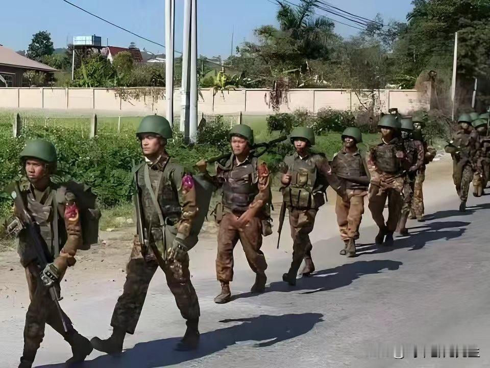 缅军集结重兵倾巢出动向缅甸若开邦邦纳均镇若开军发起全面进攻的最新消息。据缅甸媒体