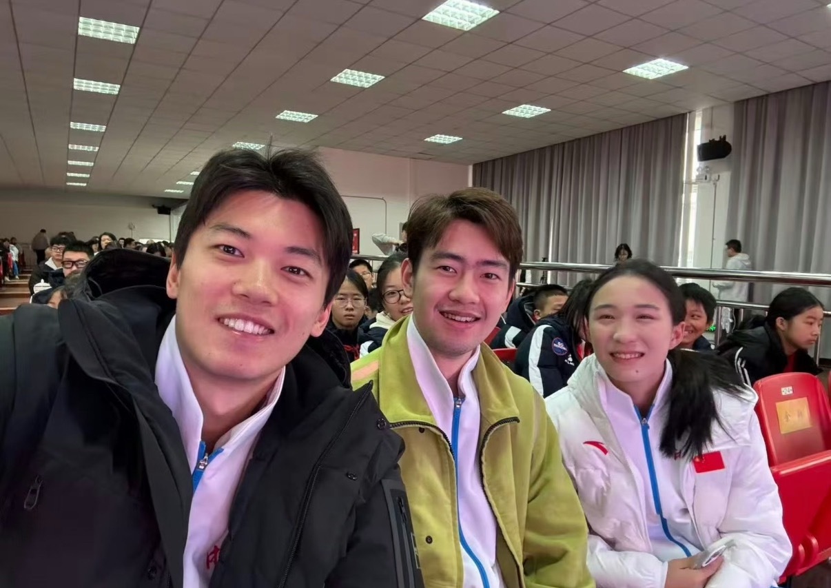 继去年巴黎奥运会一起回NB后，王昶晒和汪顺再一次同框，都是优秀的宁波学子！王昶晒