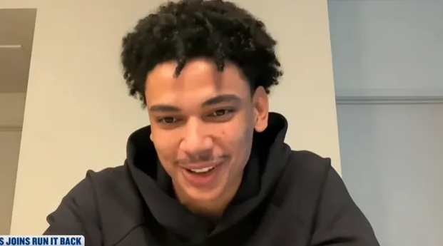 快船新秀桑德斯在一档节目中分享了一件关于伦纳德的趣事。在球队大巴出发前30分钟