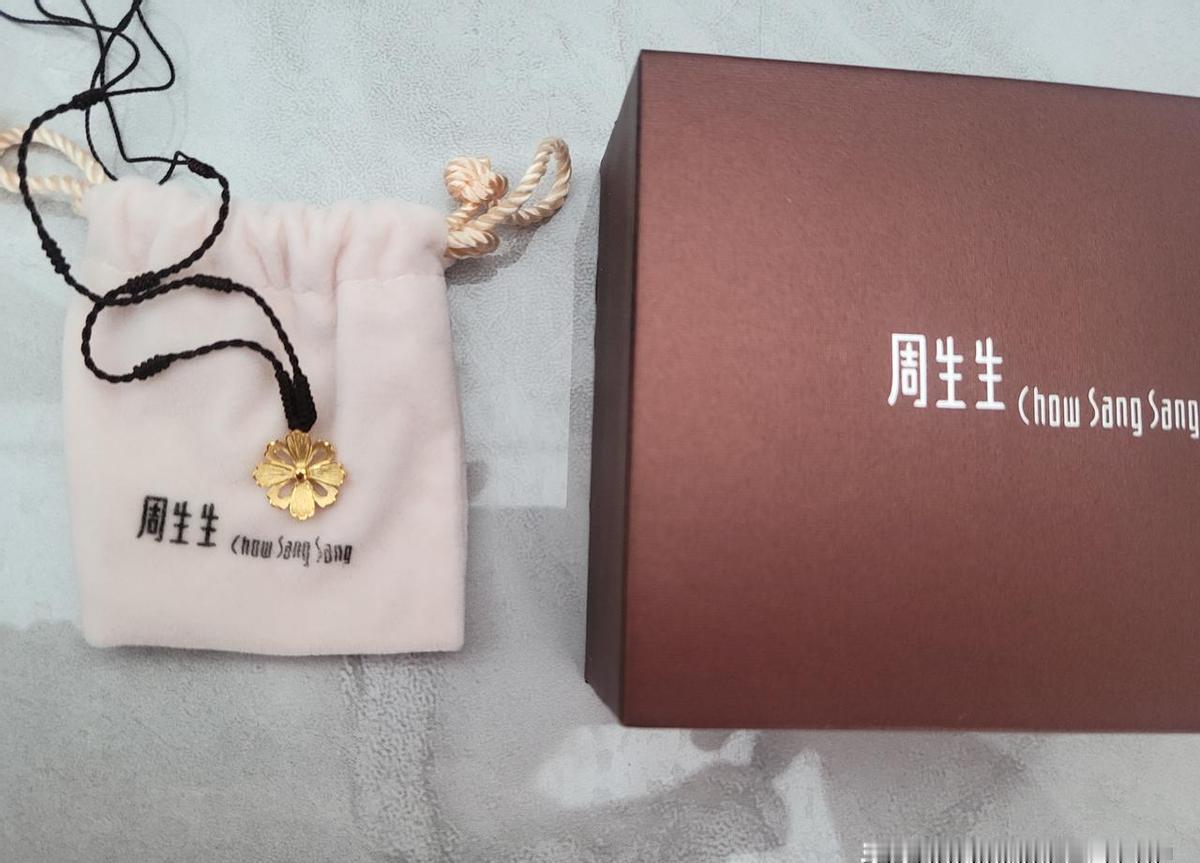 一位母亲发现儿子去年送的生日金坠子，现在市场价涨了近八千元。当时她把这足金格桑