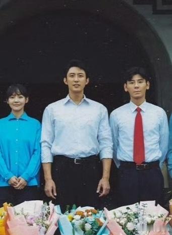 黄景瑜重器重器官宣杀青电视剧重器局、军、警、圣父、商，各个赛道，都是黄景瑜这个