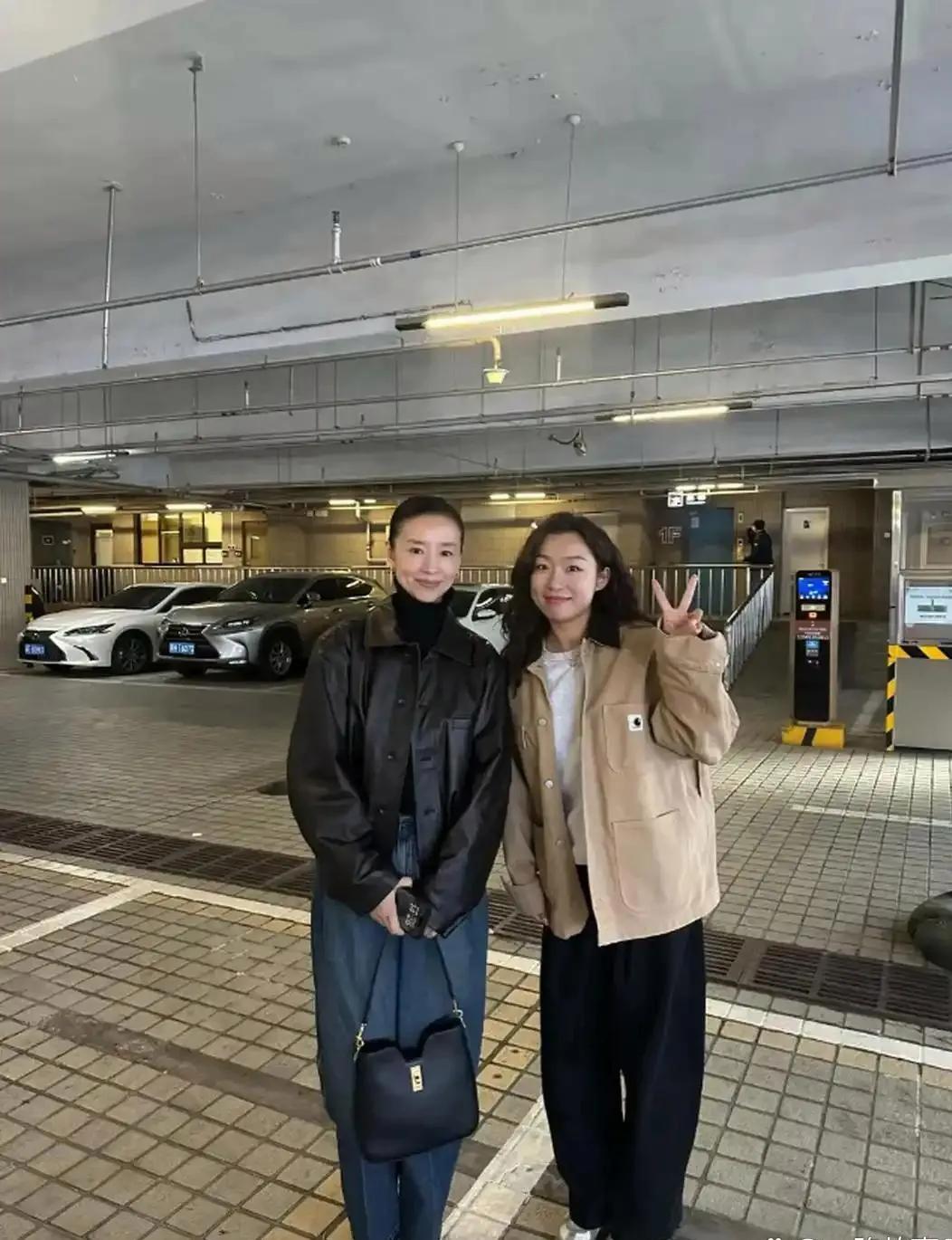 偶遇董洁被美到失语！极简穿搭+清冷气质，这状态谁看了不心动谁懂啊！在停车场