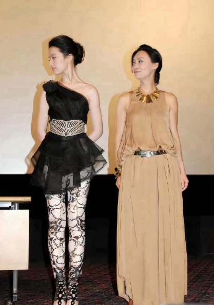 刘亦菲这一身衣服搭配太丑了，尤其是丝袜，用花挡住了才觉得好一点，全靠脸撑着​​