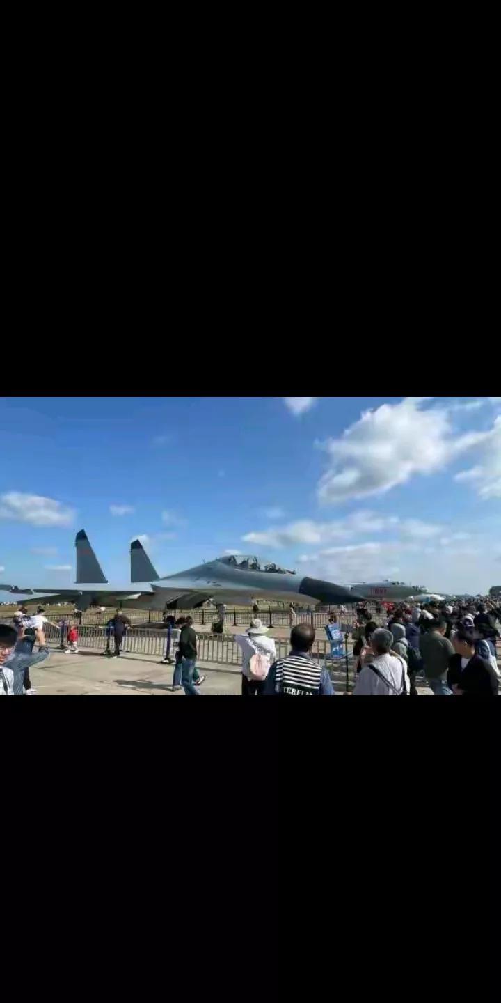 今天是中国空军长春航空展预演日，早上天刚蒙蒙亮，来自全国各地的军迷们乘坐地铁，公