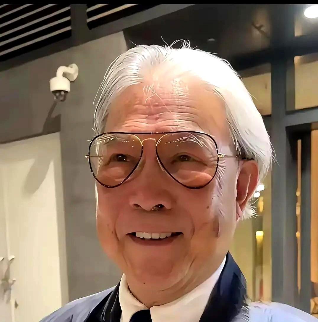 霍震霆78岁生日宴，桌上最贵的是三副空碗筷。没有名流与鲍参，郭晶晶在浅水湾老宅