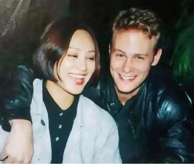 1997年，宁静嫁给美国演员保罗，保罗的父母是农场主，非常大方地说：“想要什么尽