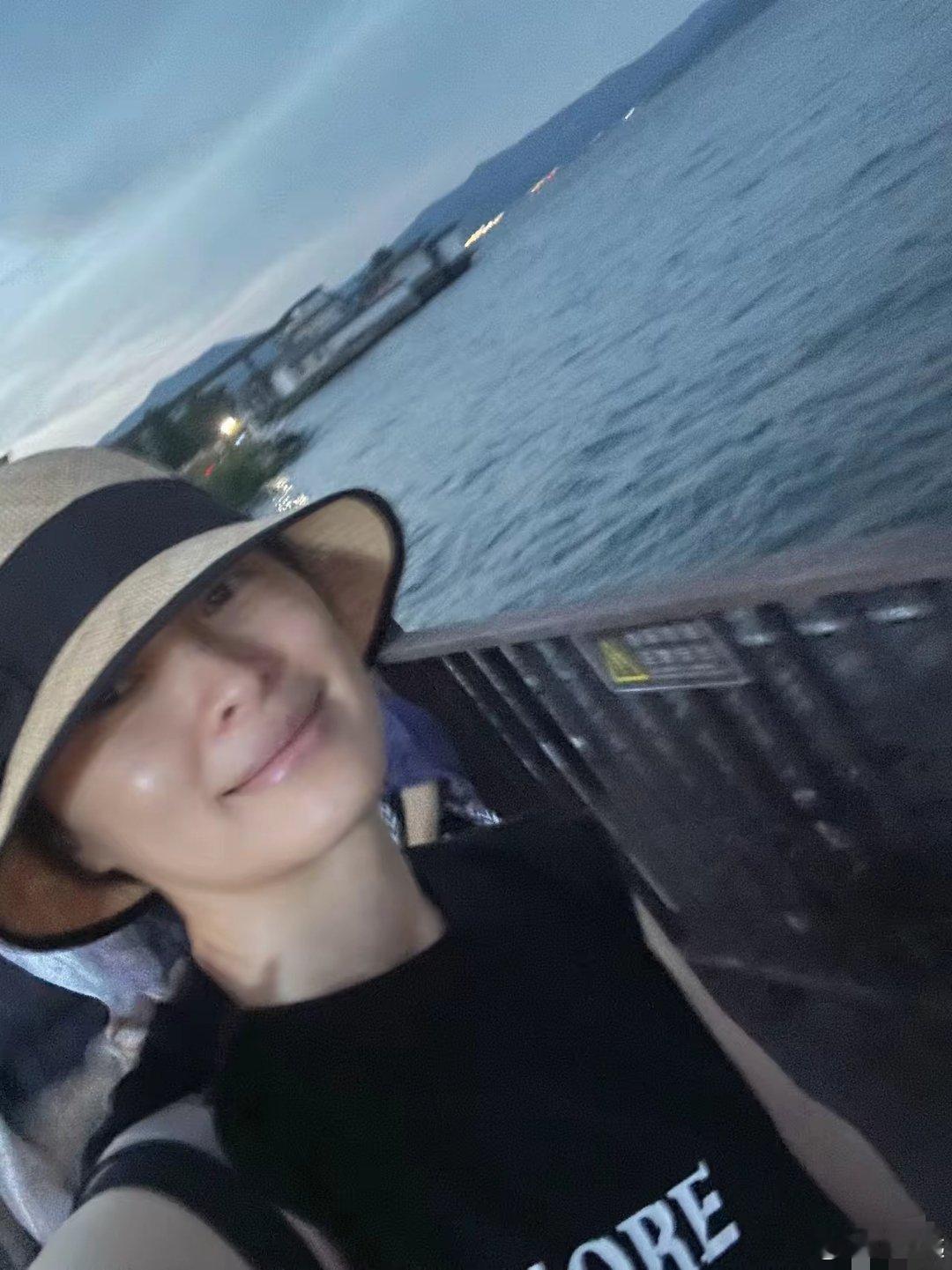 53岁的演员吴越分享大理旅行照，素颜出镜看起来连防晒都没擦，直面岁月痕迹接受真实