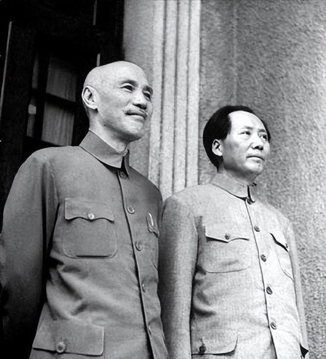 蒋介石盯着毛主席下飞机的照片发呆半天，冷不丁问一句：他那身衣服，是不是故意做旧的