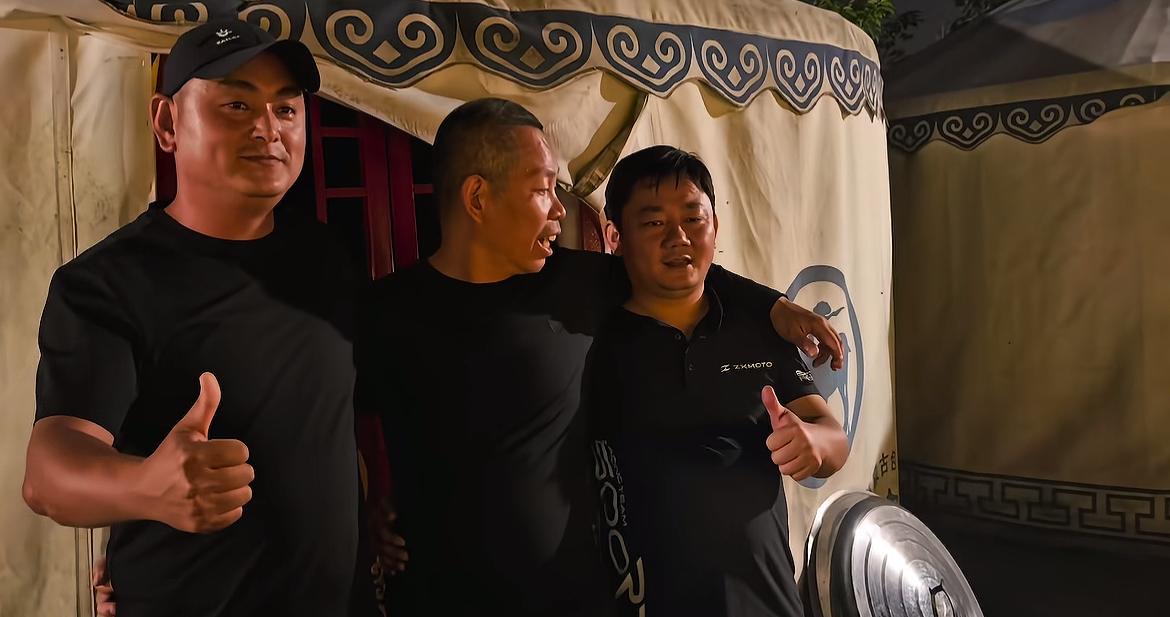 张雪与师父牙哥以及大师兄聚餐，喝了两瓶茅台，事后还做出亲昵动作，不得不说，他们师