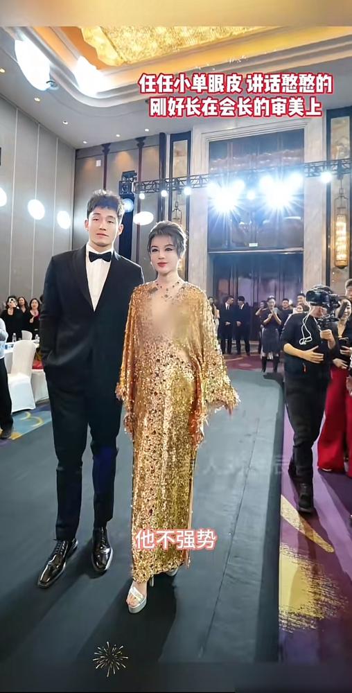 一千两百万的劳斯莱斯钥匙，于文红像扔塑料打火机一样，随手丢给了身旁小她三十岁的男