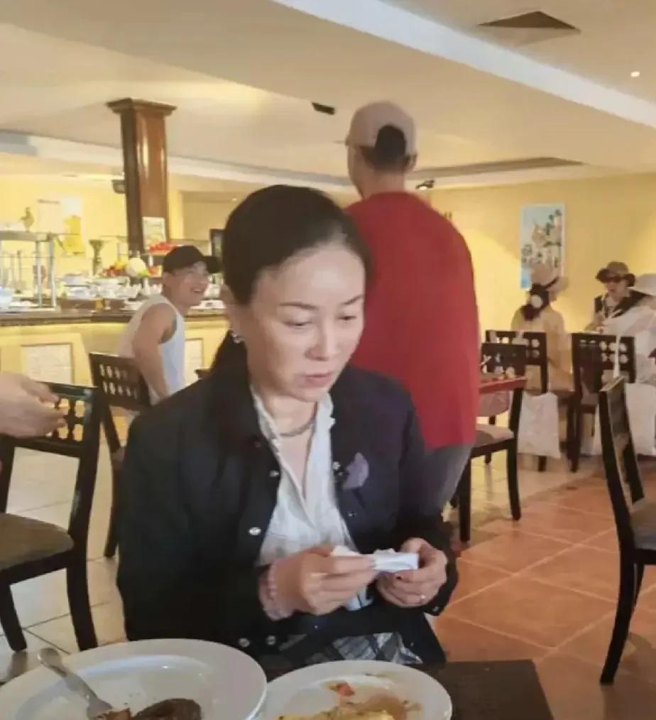 那英的生图真的太可怕了，你能看的出来这是57岁的小老太，这颜值这身材，我们作为3