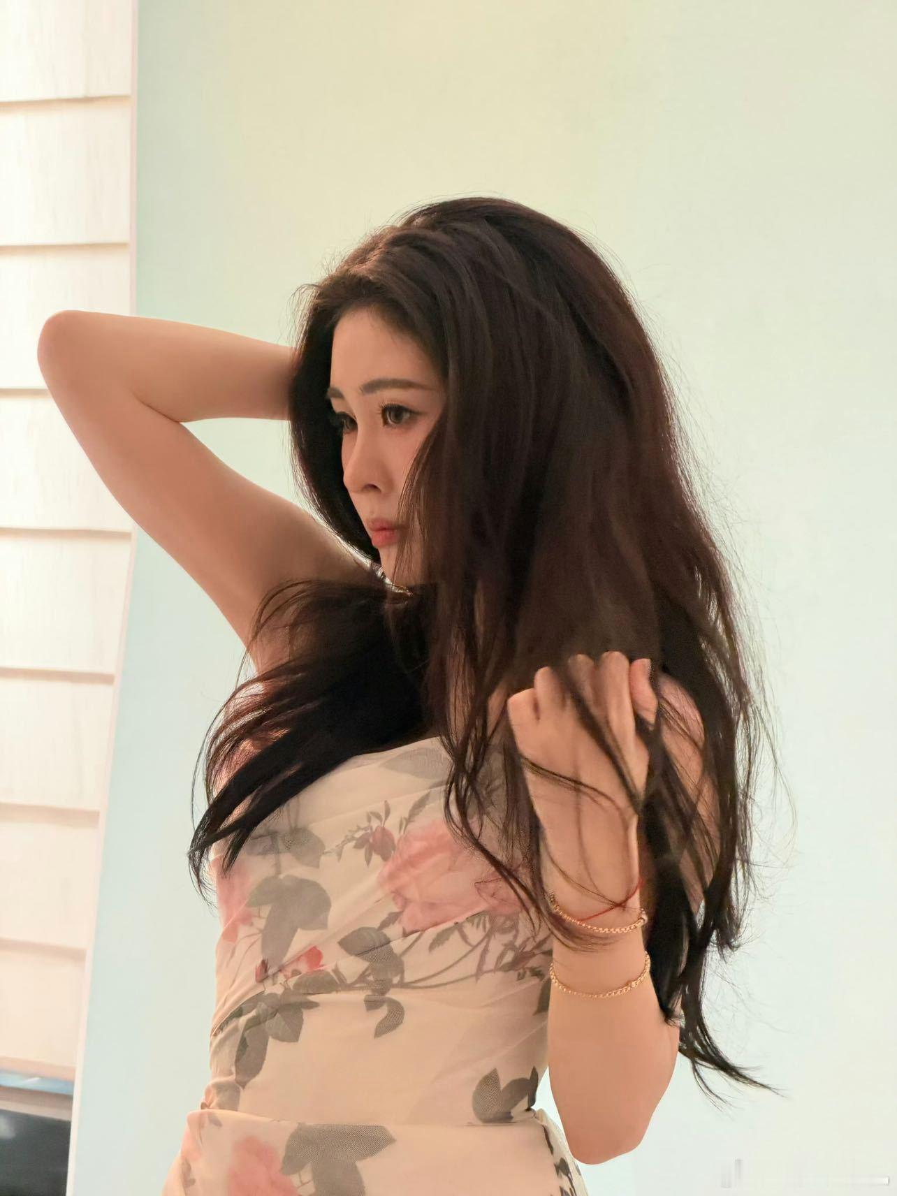 张碧晨这可是红毯啊暗纹鎏金大裙摆的气场，玫瑰轻纱的柔美，张碧晨一个人撑起了两种