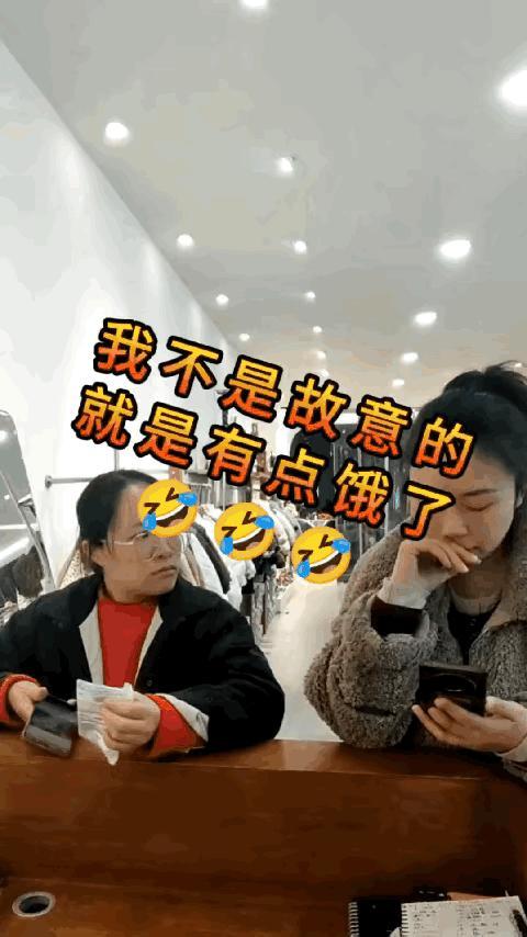 为了这么一小口零食，练出这么惊人的绝技，是不是有点小题大做了啊！[捂脸哭][捂脸哭]