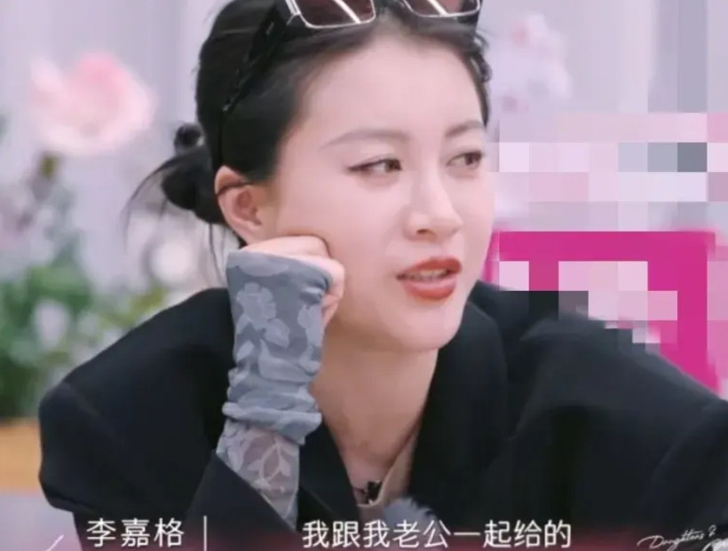 歌手李嘉格说：“我妈要了（彩礼），而且当时没那么多钱，我跟我老公一起给的。因为我