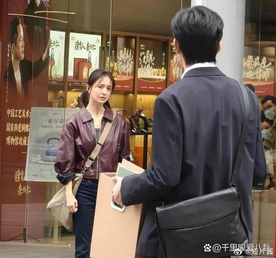 41岁佟丽娅商场拍戏被偶遇，穿皮衣头发潦草但气质绝伦，身形清瘦素颜也很美