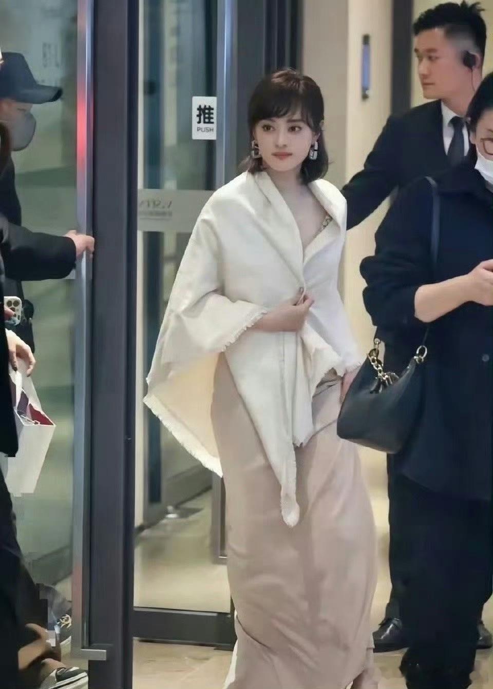 一直以为孙俪只有在《甄嬛传》里特别惊艳，其他时候都算不上多出众。直到看到这张照片