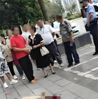 看得解气！大妈遛大型犬不牵绳，结果把路人咬了，当时男子一点没慌张，反手掐住狗，重
