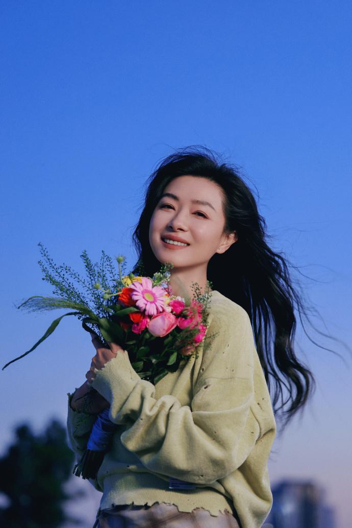 今天万茜拍摄了一组超美的生日大片，她这回搭配的很靓丽，看上去非常的时尚。万茜