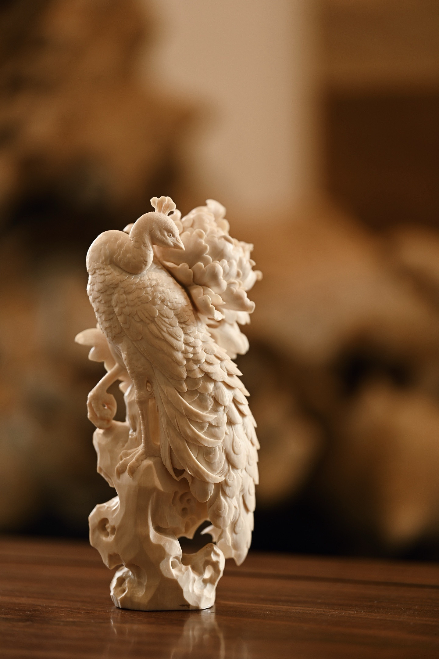 猛犸|富贵吉祥•孔雀摆件料质细腻莹润，雕刻孔雀敛翼栖于湖石之上，翎羽层叠如